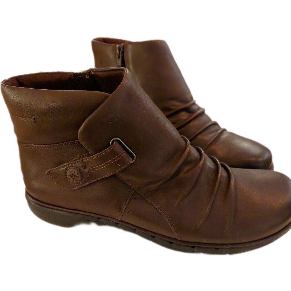 Clarks Artisan Brown Leather zip up boot 🌷